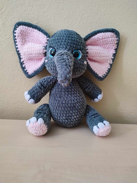 Ръчно плетено слонче
