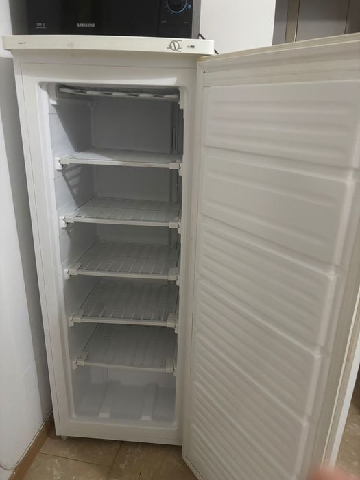 De vânzare un congelator cu 6 rafturi Albatros clasa A+  de 170 L în stare bună de funcționare.