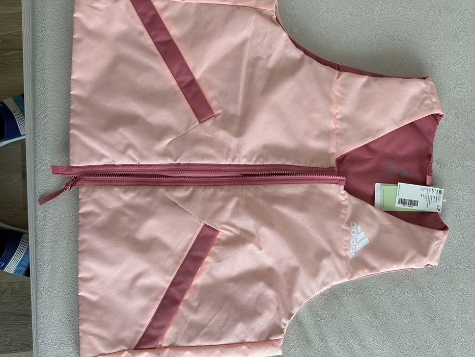 Vesta Adidas marime S cu eticheta