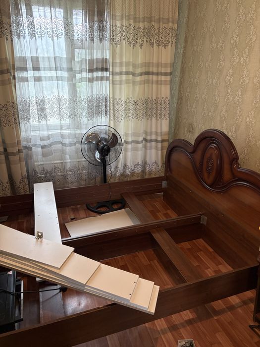 Кровать без матраса
