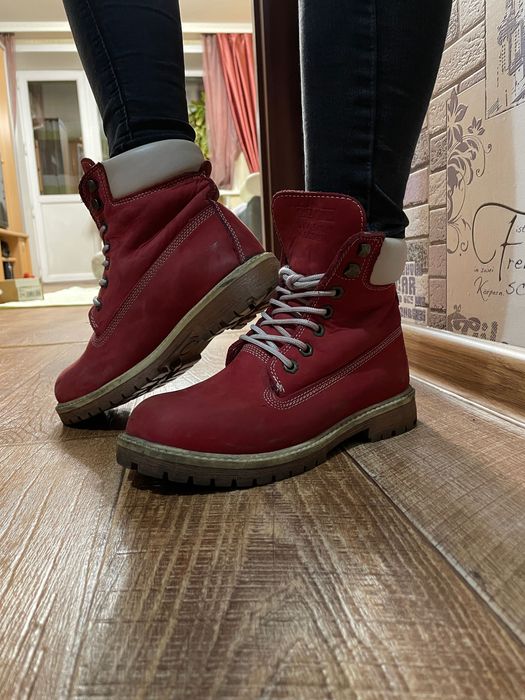 Продам ботинки женские.