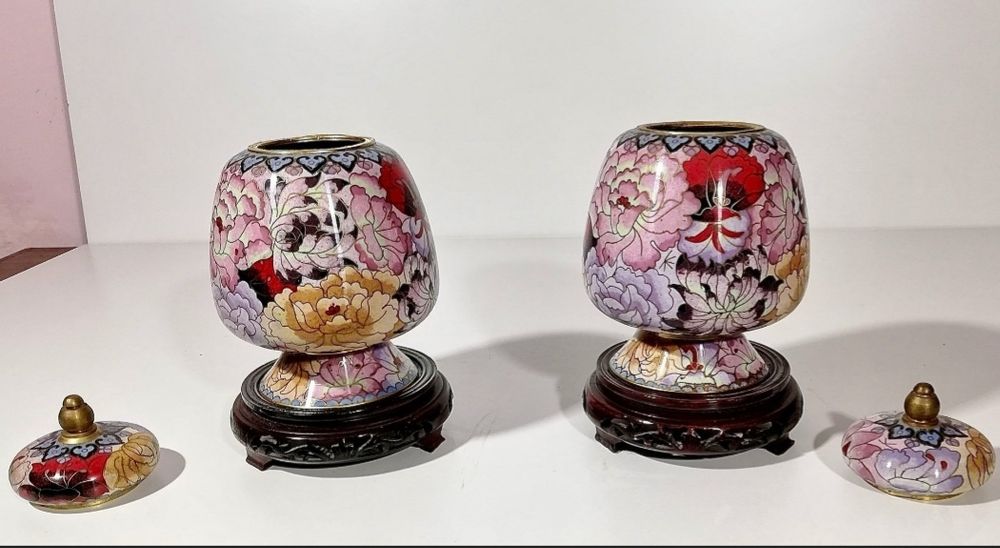 Вази (2) - Месинг, емайл от клоазон, Дърво - Китай - Втората половина