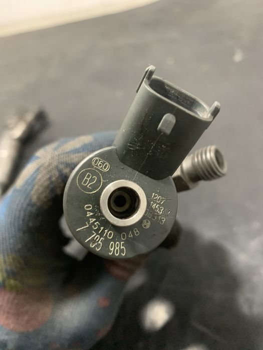 Injector injectoare BMW Seria 5 E39 525tds 163cp 7785985 | 0445110048