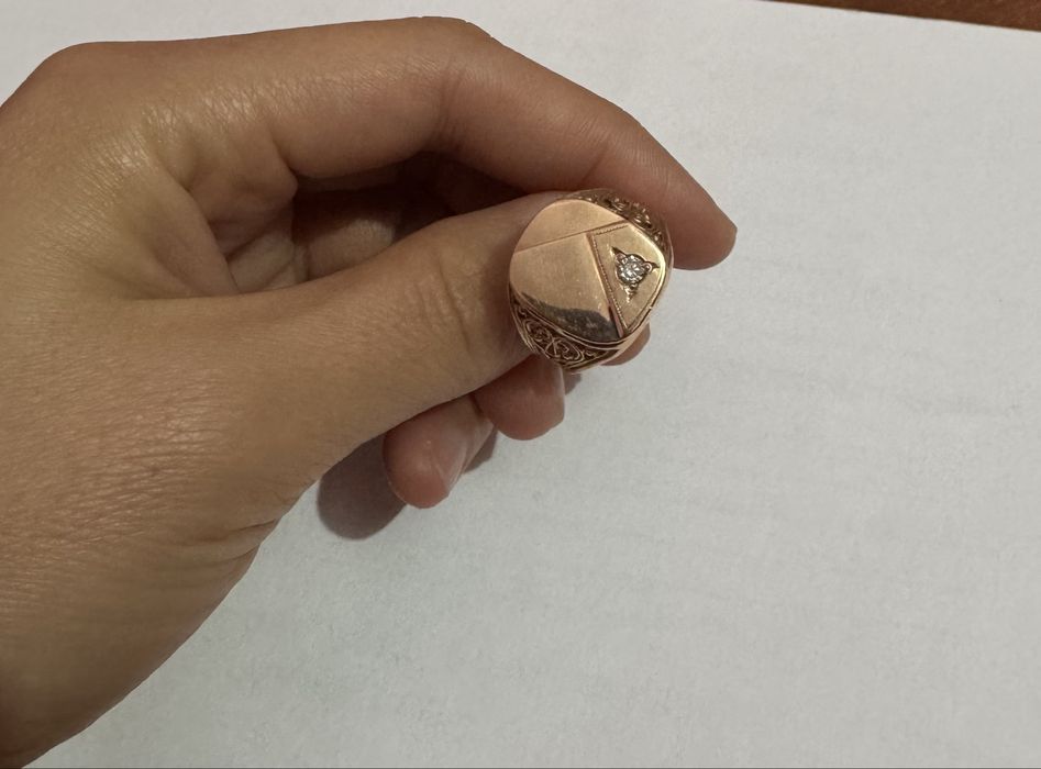 Продаю золотые серьги и кольцо