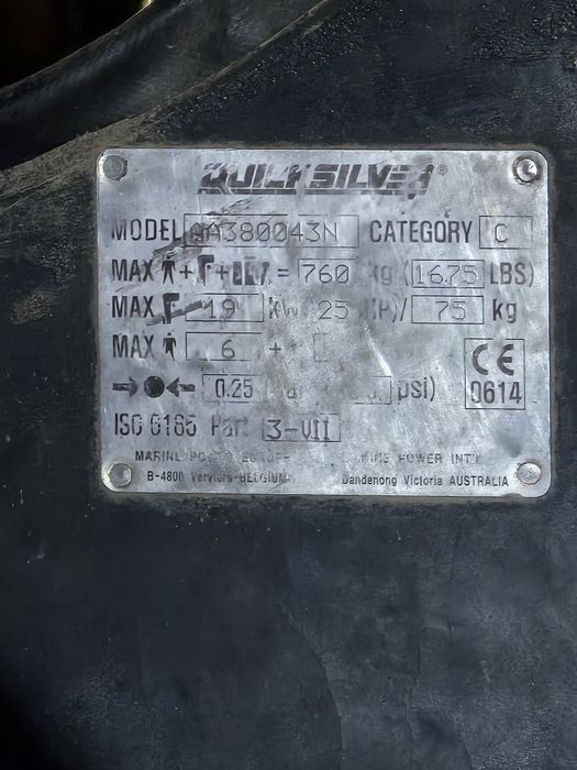 Лодка с мотором Quiksilver