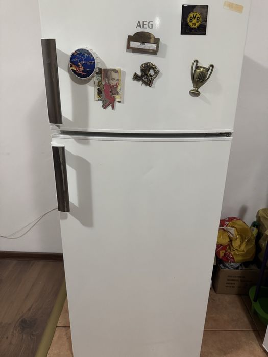 Хладилник AEG с горна камера