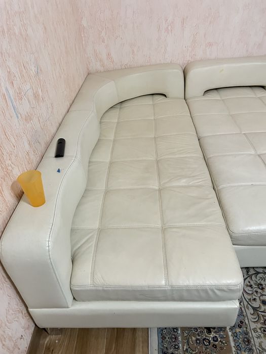 Диван белый кожанный