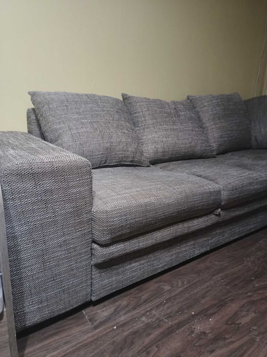 Ъглов диван с възглавници.