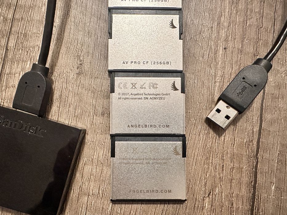 Carduri CFast + cititor de carduri SanDisk