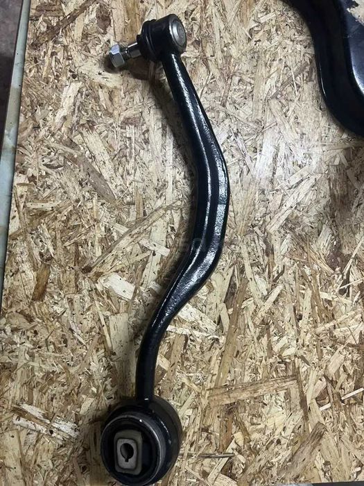 Рычаг подвески правый верхний BMW E38