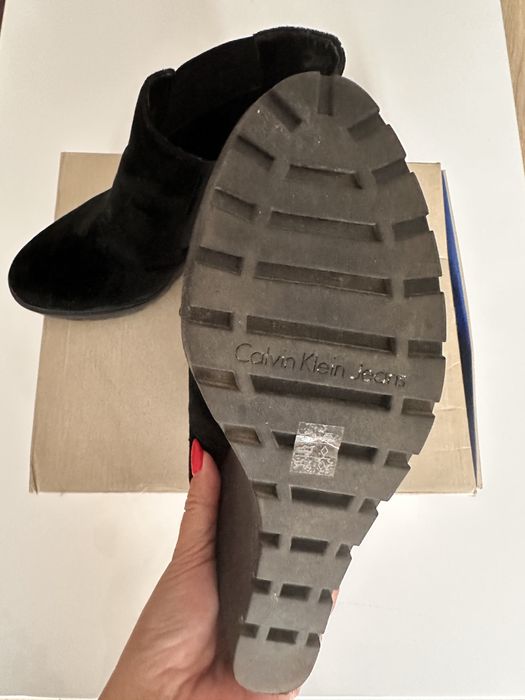 Велурени боти на платформа CALVIN KLEIN