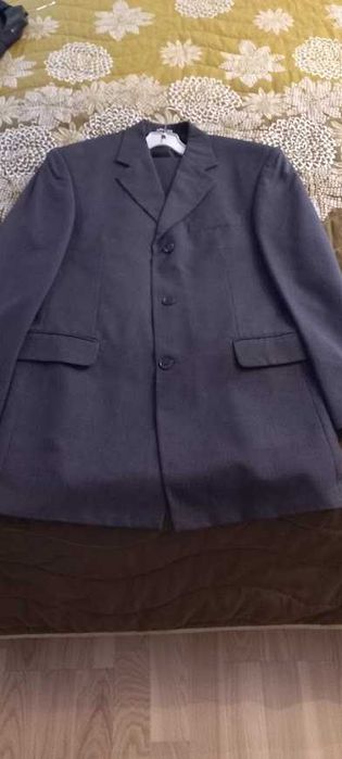 продавам мъжки костюми