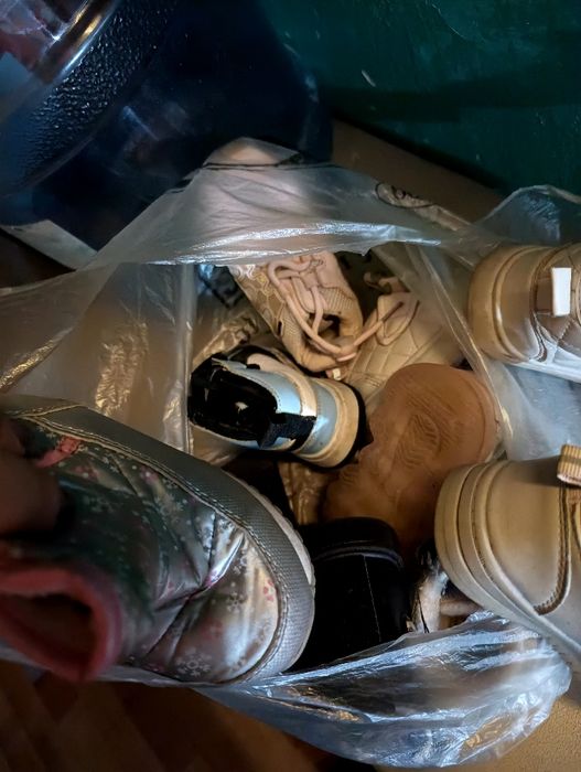 Отдам за вкусняшку ботинки сапоги