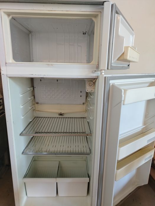 Холодильник сотилади