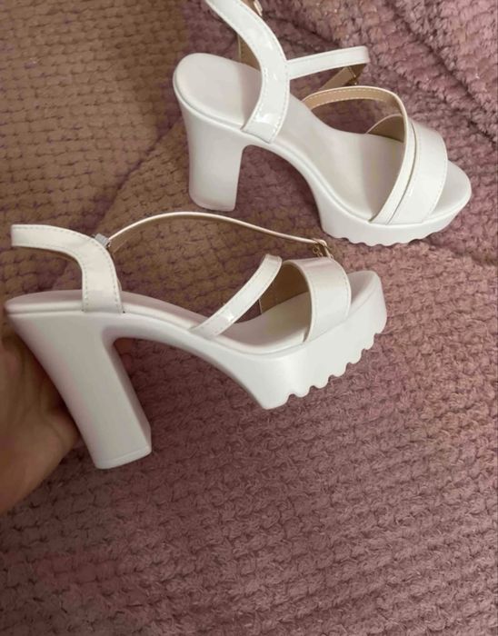 Sandale albe cu toc gros