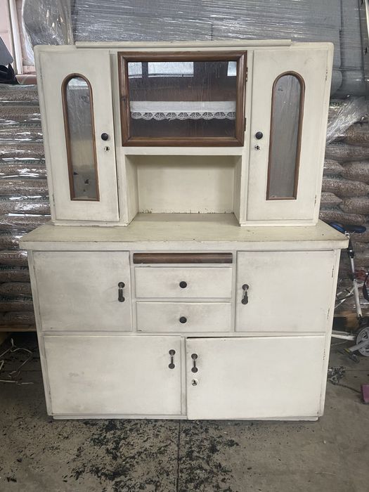 Масивен бюфет и маса