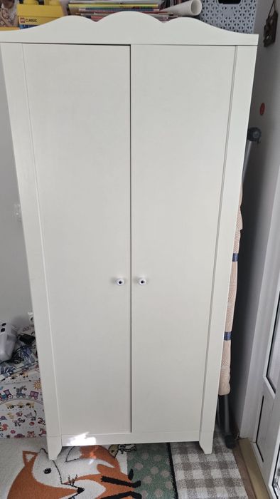 Mobila copii Ikea: dulap haine, comoda, masuta cu scaunele