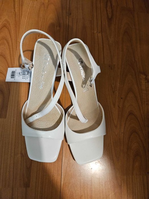 Бели сандали Tendenz