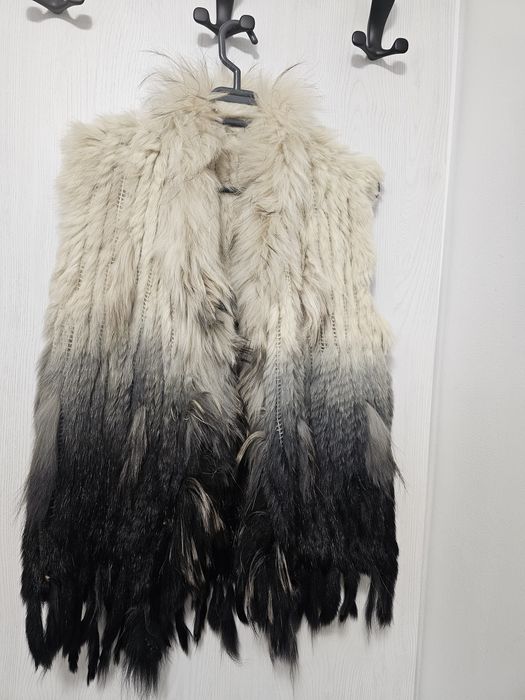 Vesta blana naturala pe material tricotat