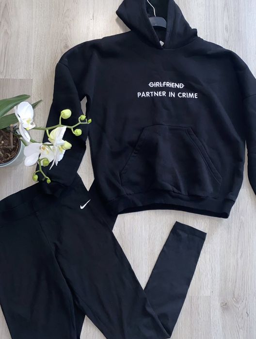 Клин на Nike и черен суичър, в отлично състояние.