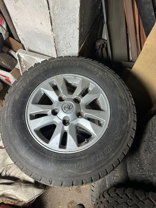 Продам 3 колеса и 4 диска.