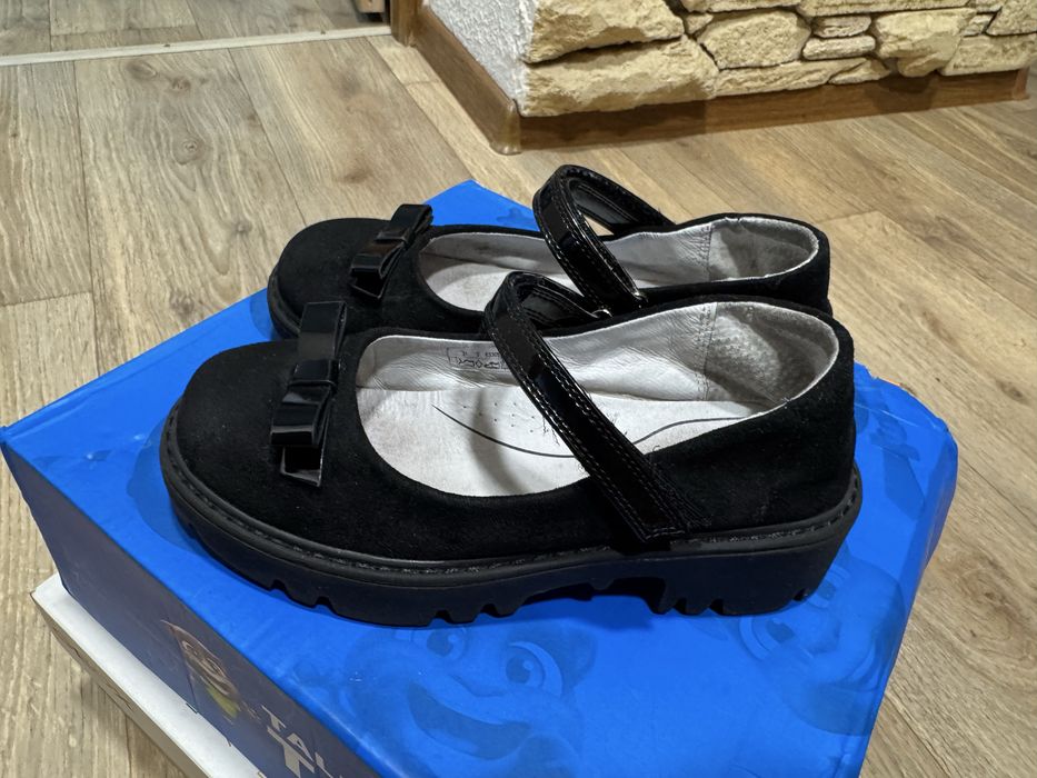 Продам школьные туфли для девочки