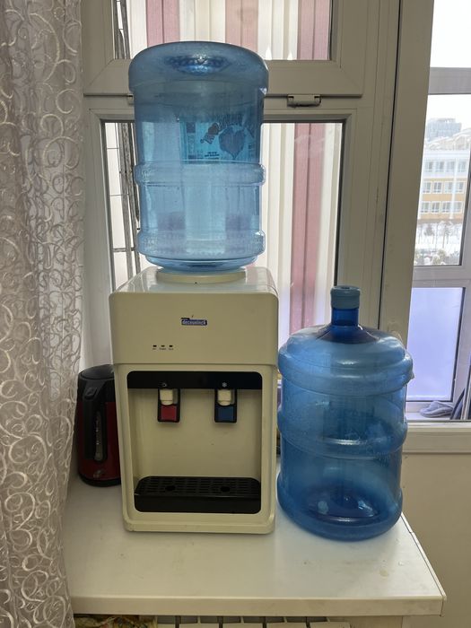 Продается диспенсер для воды и две 19л