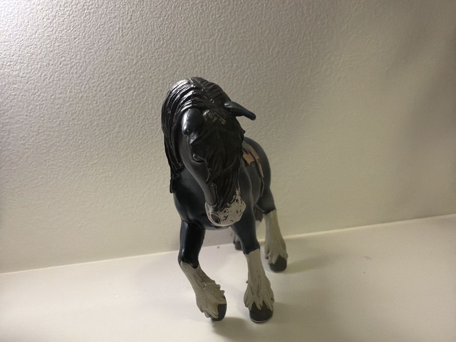 Cal armasar de jucarie pictat manual (figurina)