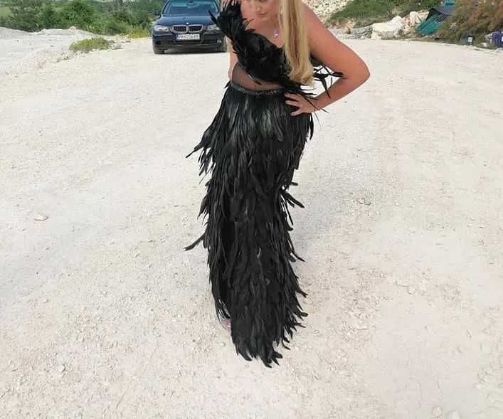 Рокля с кокоши пера