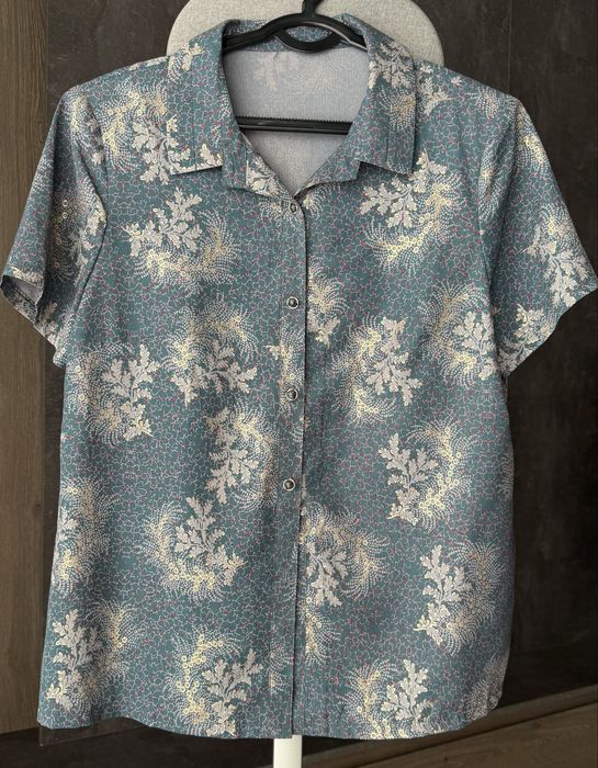 Новая блузка в M/L размере.