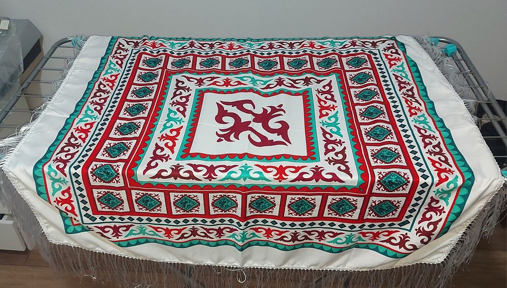 платки новые шелковые