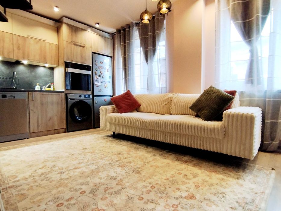 Дава се под наем Тристаен апартамент в Перник, Център - 98 кв.м за 662.49 € - Снимка #3