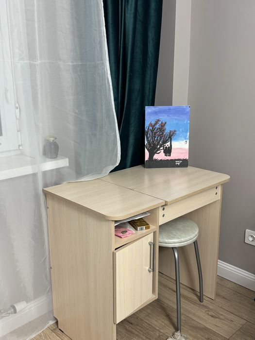 Продам туалетный столик ,