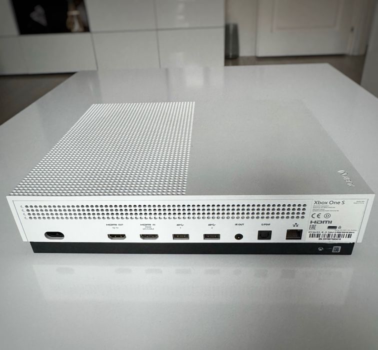 Xbox One S 1TB + Controller