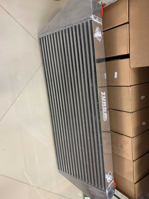 TurboWorks универсален интеркулер Intercooler 700x300x76 обърнат изход