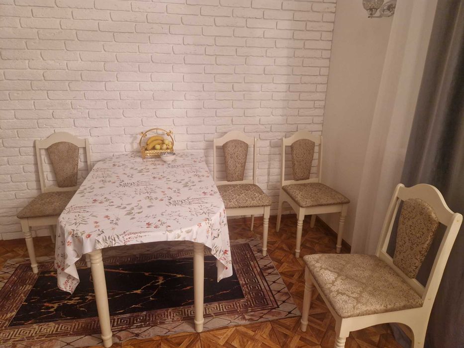Стол и стулья срочно торг.