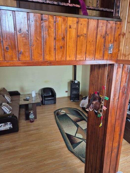 Vand casa intr-o zona linistita
