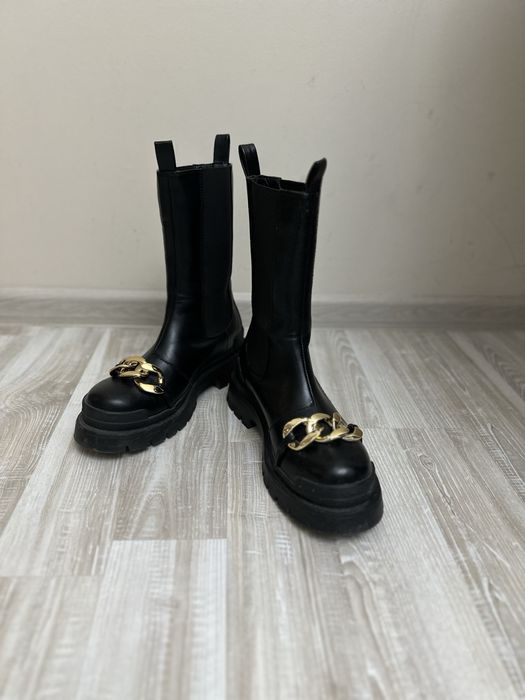 Боти със златиста катарама