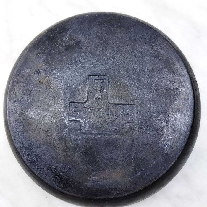 Мантышница,сковородка и разные крышечки для посуды.