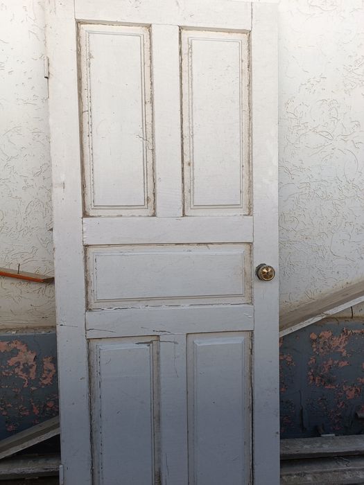 Деревянная дверь