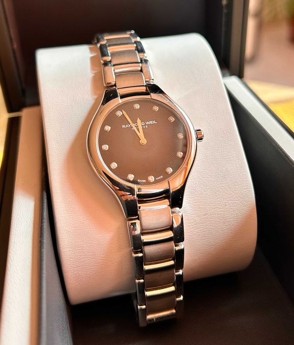 Луксозен швейцарски дамски часовник Raymond Weil Noemia с 12 диаманта
