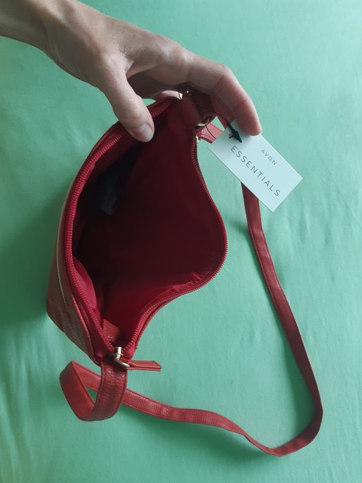 Нова кожена дамска чанта с дълга презрамка за носене през рамо.