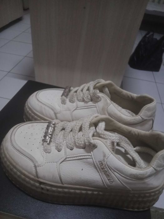 Женские кроссовки