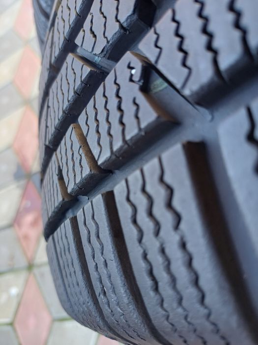 Vand 4 anvelope de iarna 205 60 r16 CONTINENTAL foarte bune