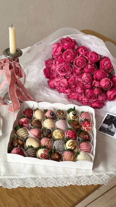 Клубника в шоколаде с цветами