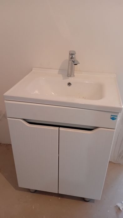 Тумба с раковиной и сместителем