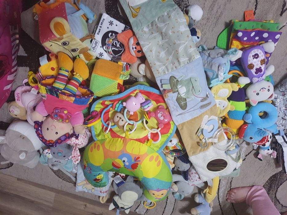 Vând lot jucarii bebe