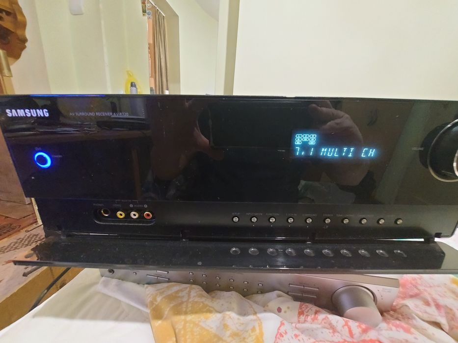 Два броя усилватели