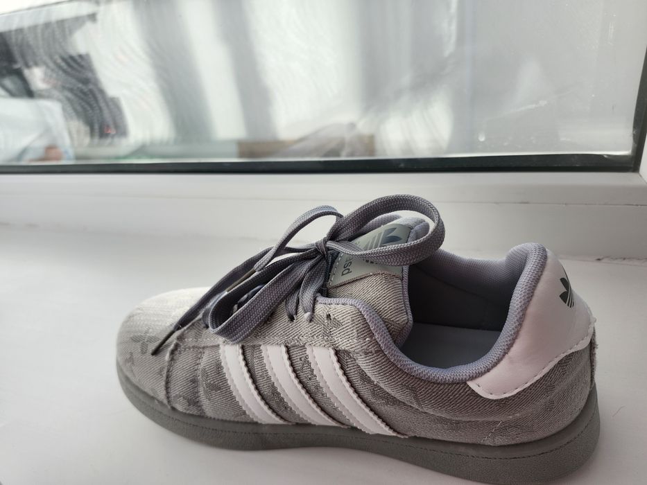 Кросы новые продам