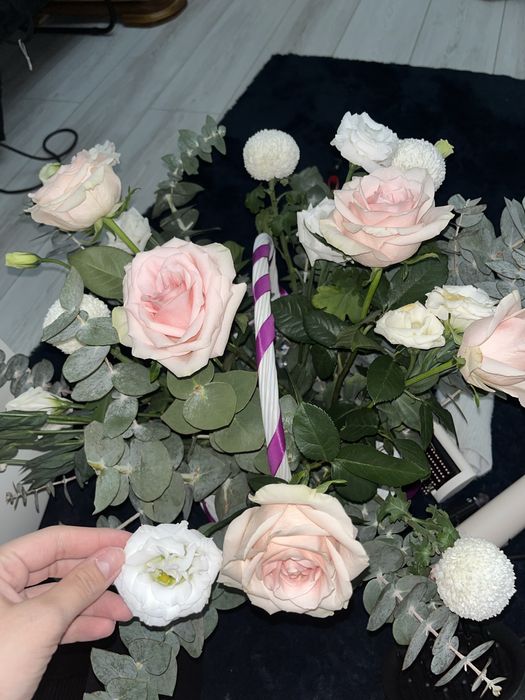 Белые свежие розы в корзинке